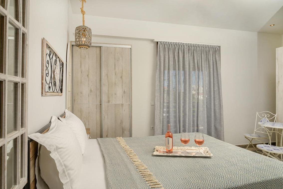 Meltemi Luxury Apartments ネア・ローダ エクステリア 写真
