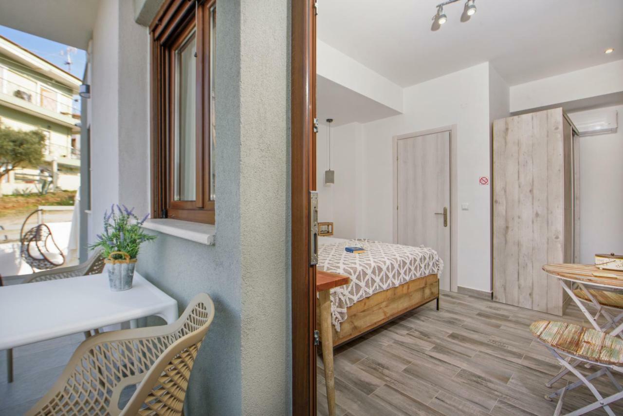 Meltemi Luxury Apartments ネア・ローダ エクステリア 写真